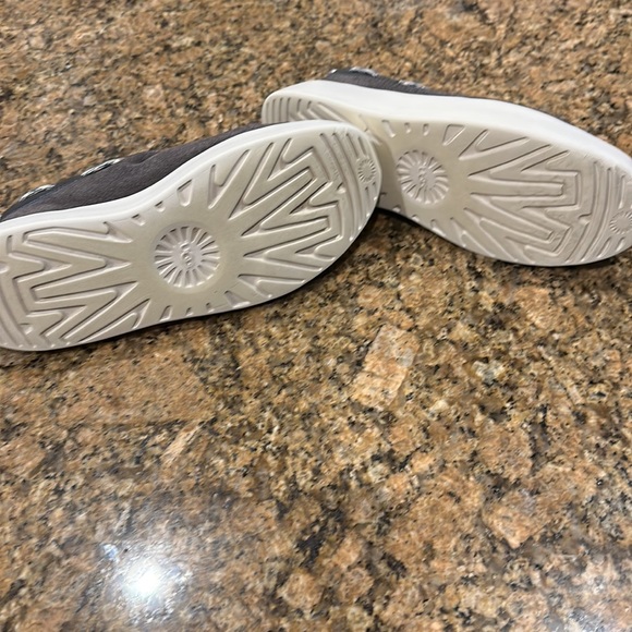 💕Women’s Ugg Slip on Sneakers Size 9 Excellent condition💕 - Picture 6 of 6